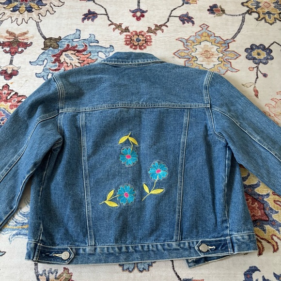 Y2K No Boundaries Embroidered Flower Classic Denim Jacket - Picture 4 of 6